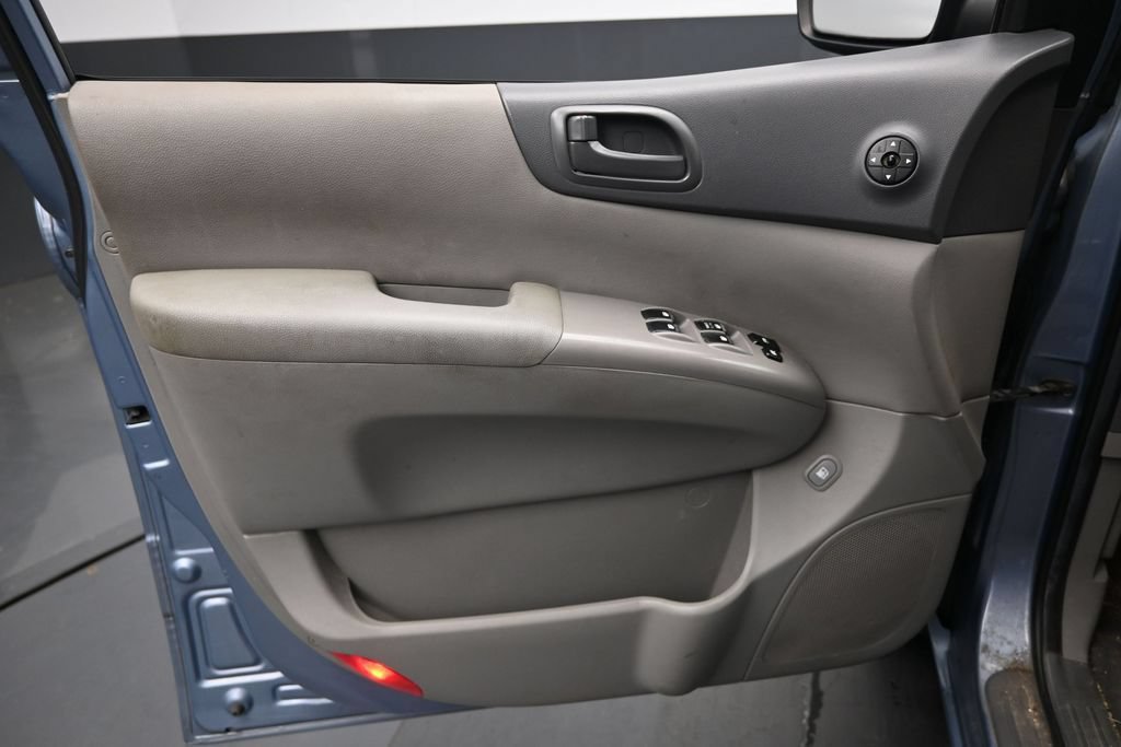 Used 2012 Kia Sedona LX FWD image 17