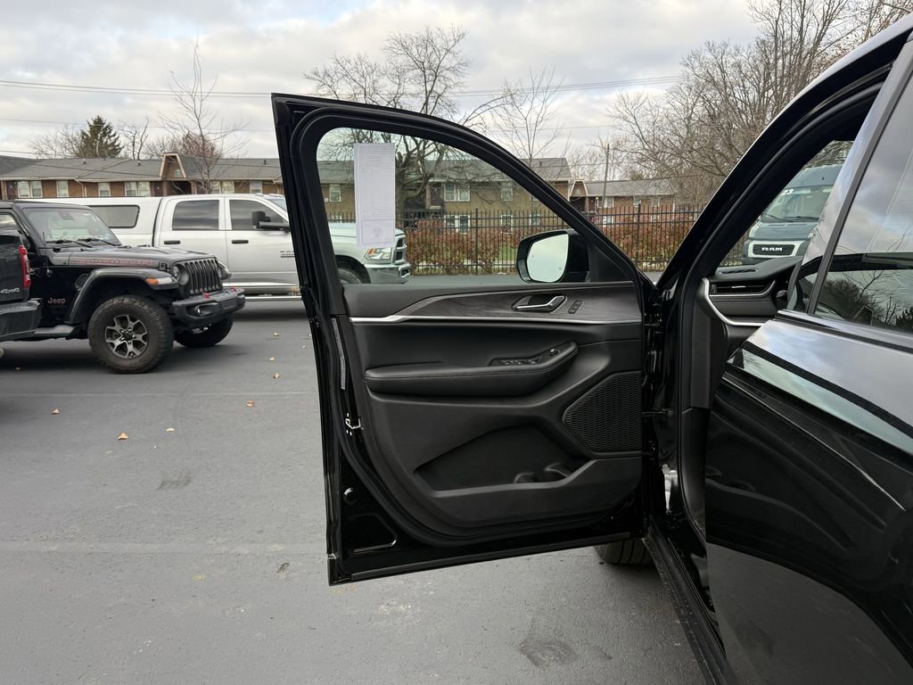 New 2025 Jeep Grand Cherokee Limited image 10