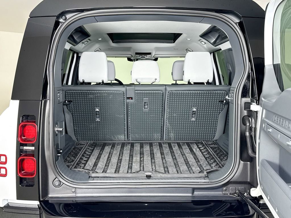 Used 2025 Land Rover Defender 110 X-Dynamic SE image 25