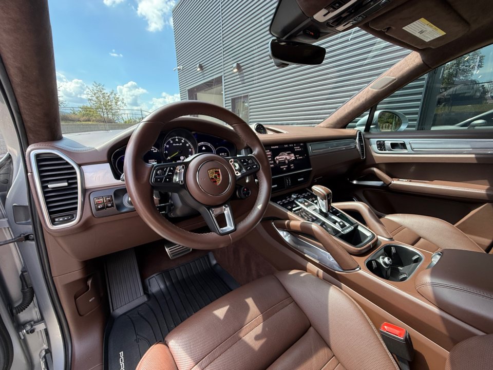 Certified 2020 Porsche Cayenne Turbo S AWD/4WD image 4