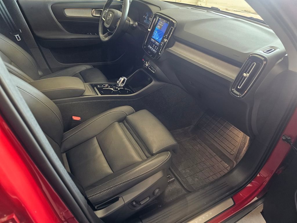 Certified 2025 Volvo XC40 B5 Plus AWD/4WD image 10