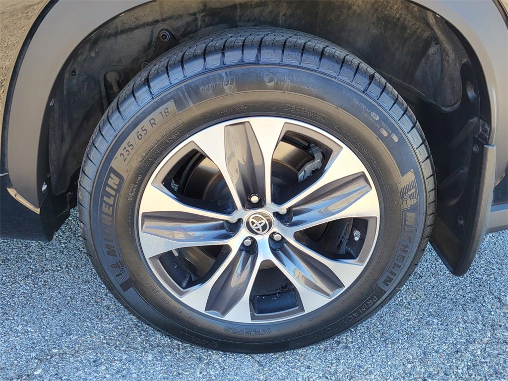 Used 2023 Toyota Highlander XLE image 32