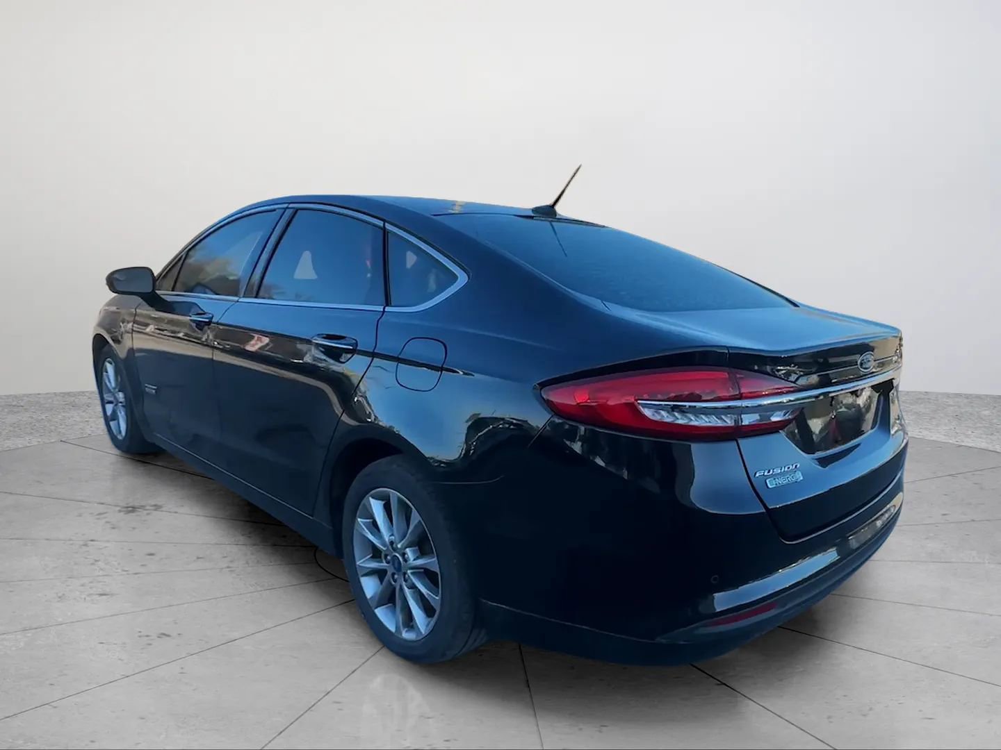 Used 2018 Ford Fusion Energi SE image 3