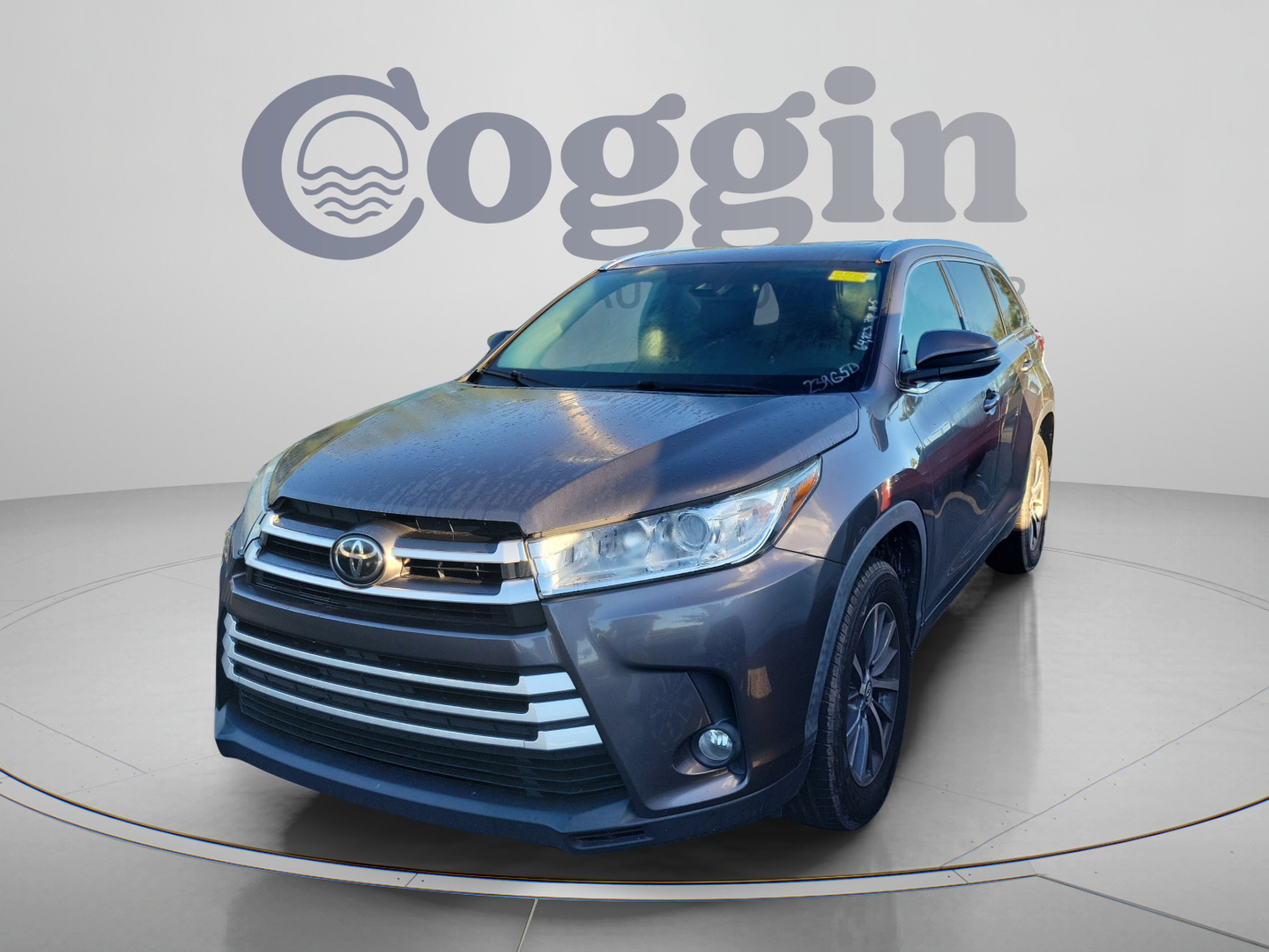 Used 2019 Toyota Highlander XLE FWD image 2