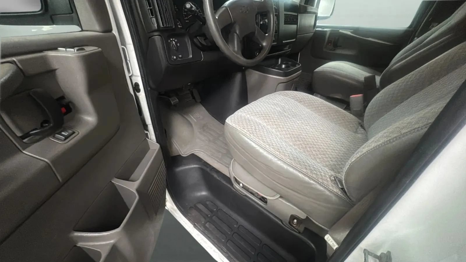 Used 2004 Chevrolet Express 3500 Extended Passenger w/ LS Preferred Equipment Group RWD image 25