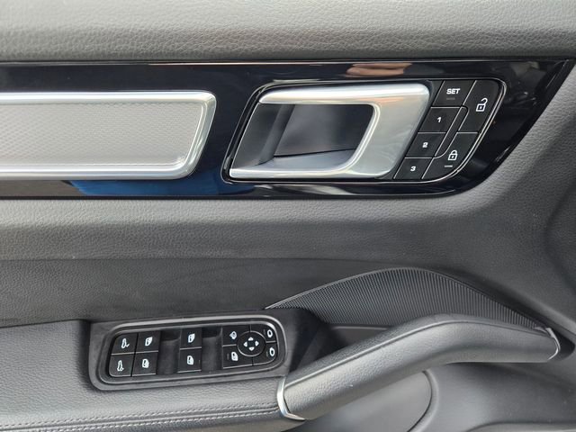 Used 2022 Porsche Cayenne Platinum Edition image 18