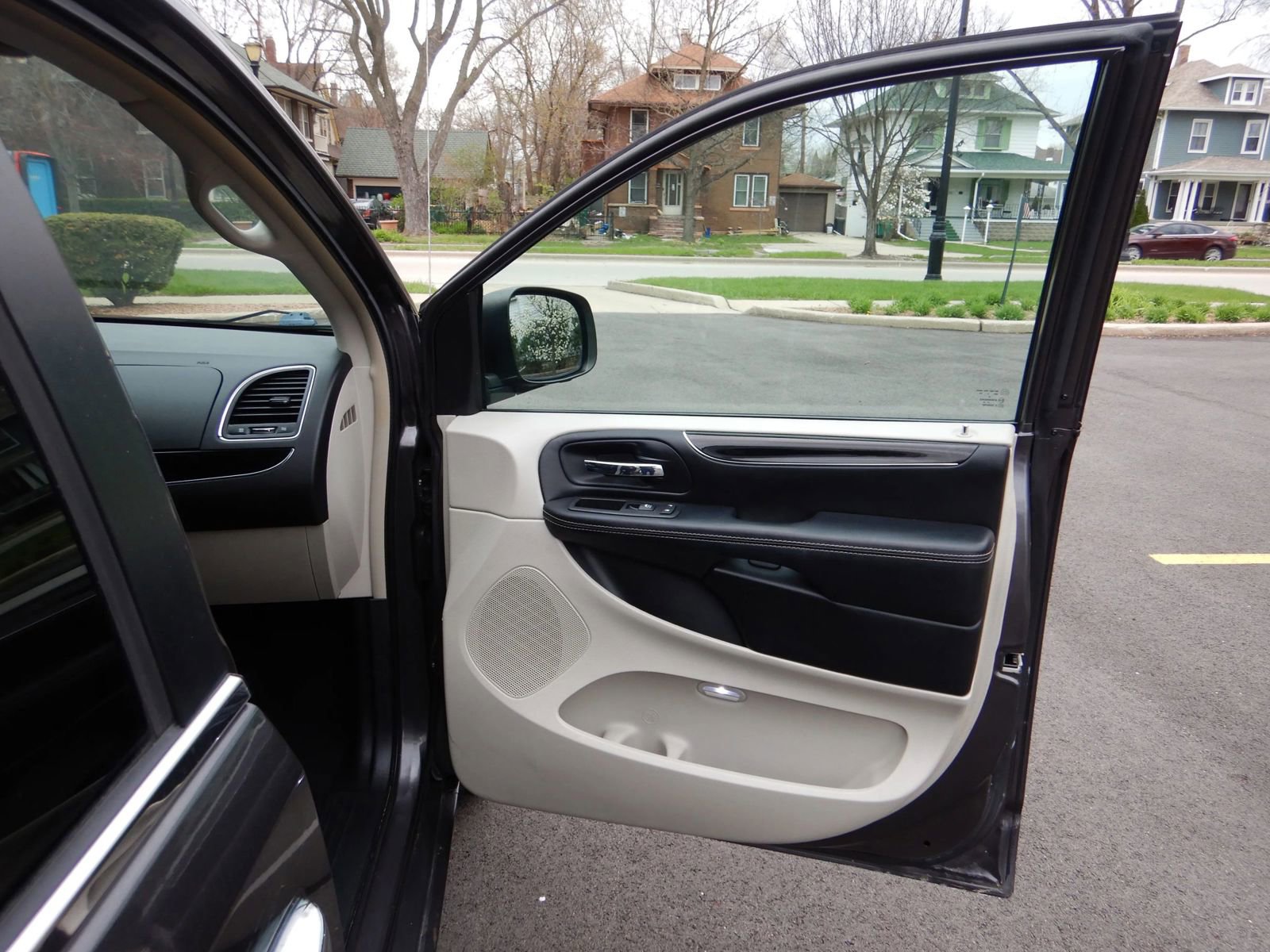 Used 2016 Chrysler Town & Country Limited FWD image 17