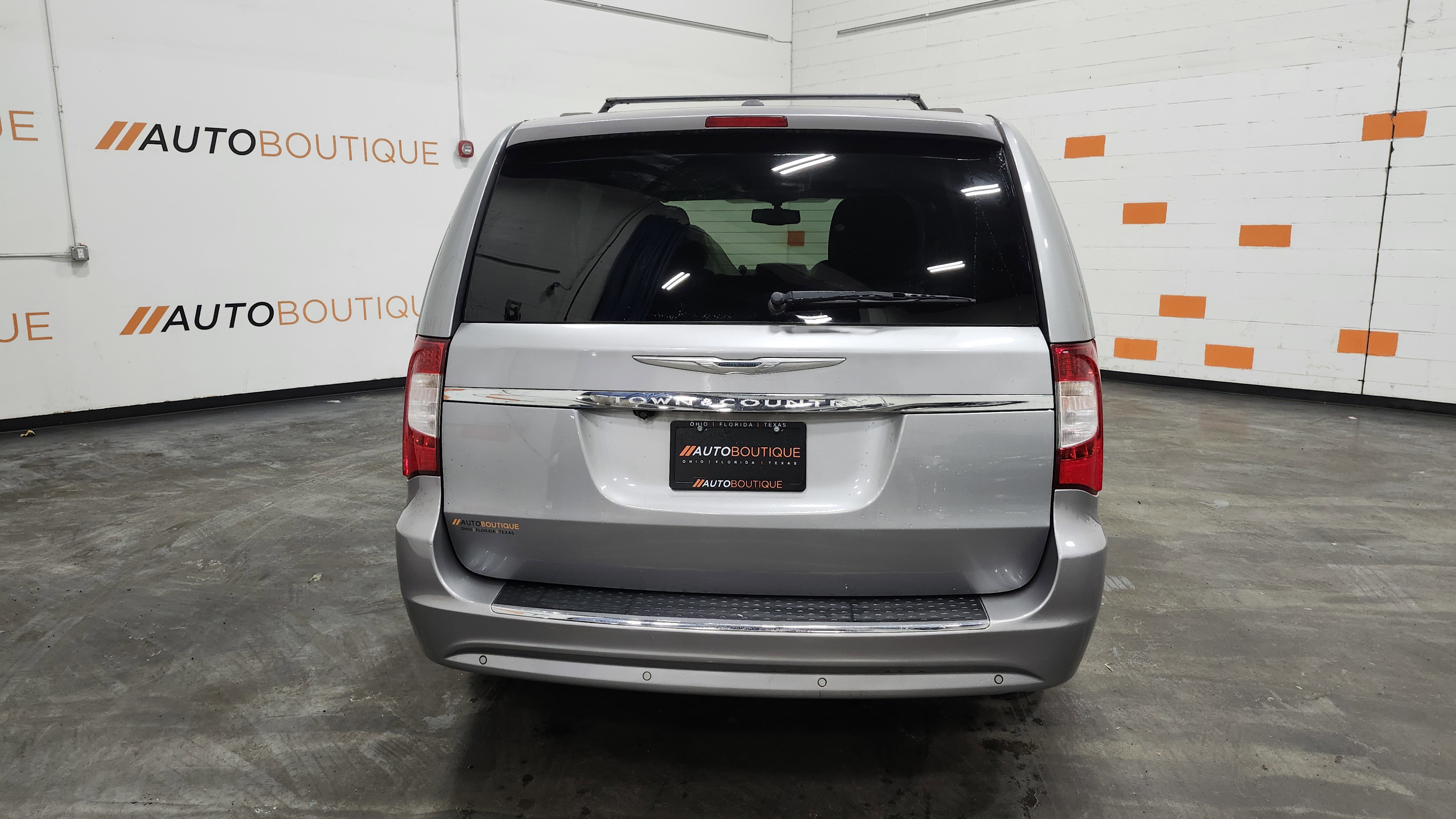 Used 2014 Chrysler Town & Country Touring-L image 17