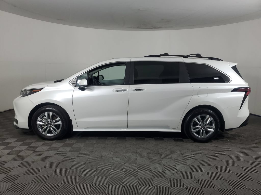 Used 2025 Toyota Sienna XLE w/ XLE Plus Package FWD image 7