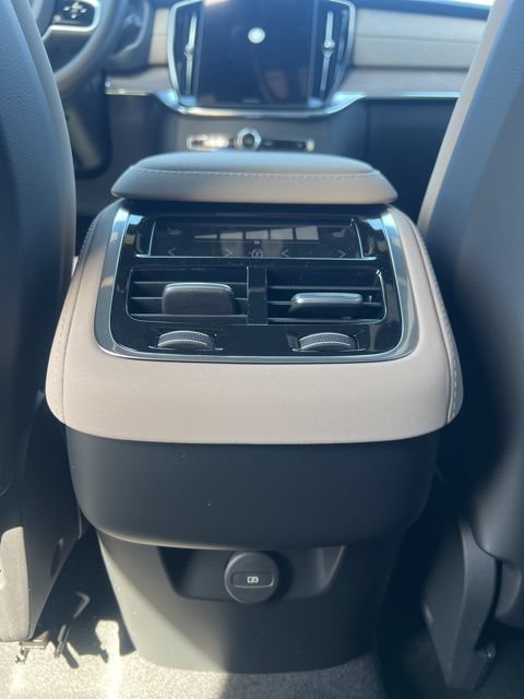 New 2026 Volvo XC90 B6 Plus w/ Protection Package Premier AWD/4WD image 24