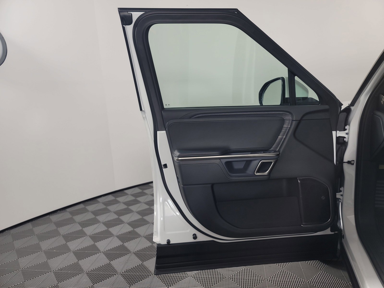 Used 2024 Rivian R1S Adventure AWD/4WD image 16