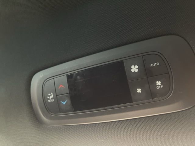 Used 2025 Chrysler Pacifica Select image 36