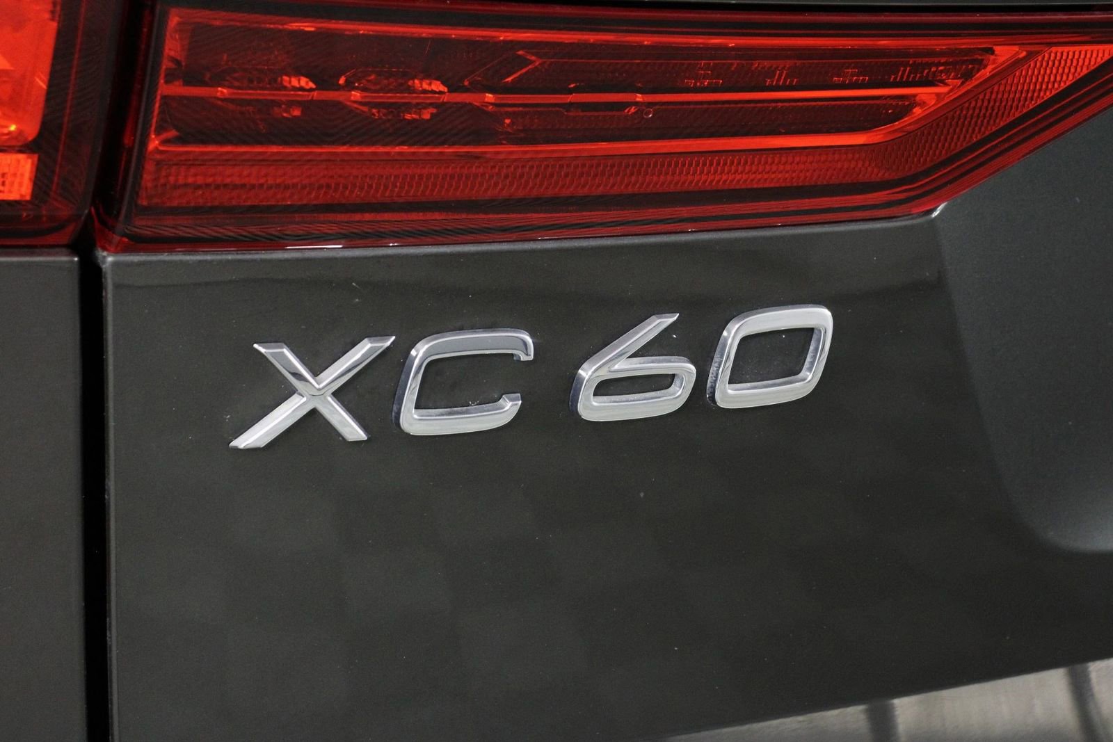 Used 2020 Volvo XC60 T5 Momentum w/ Protection Package Premier image 19