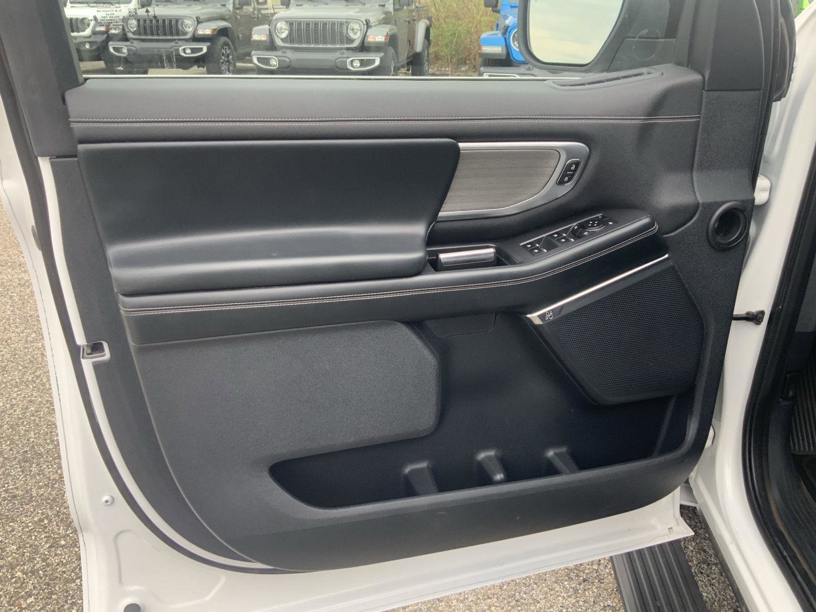 Used 2025 Ford Expedition Platinum image 26