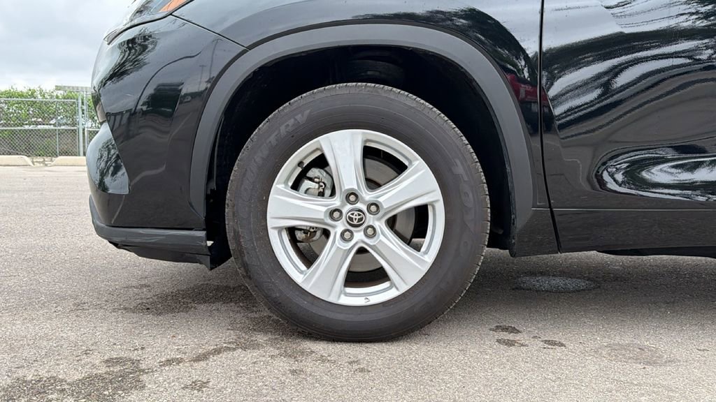 Certified 2025 Toyota Highlander LE image 12