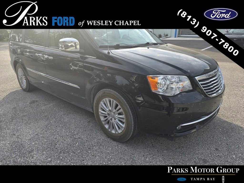 Used 2015 Chrysler Town & Country Limited Platinum FWD image 3