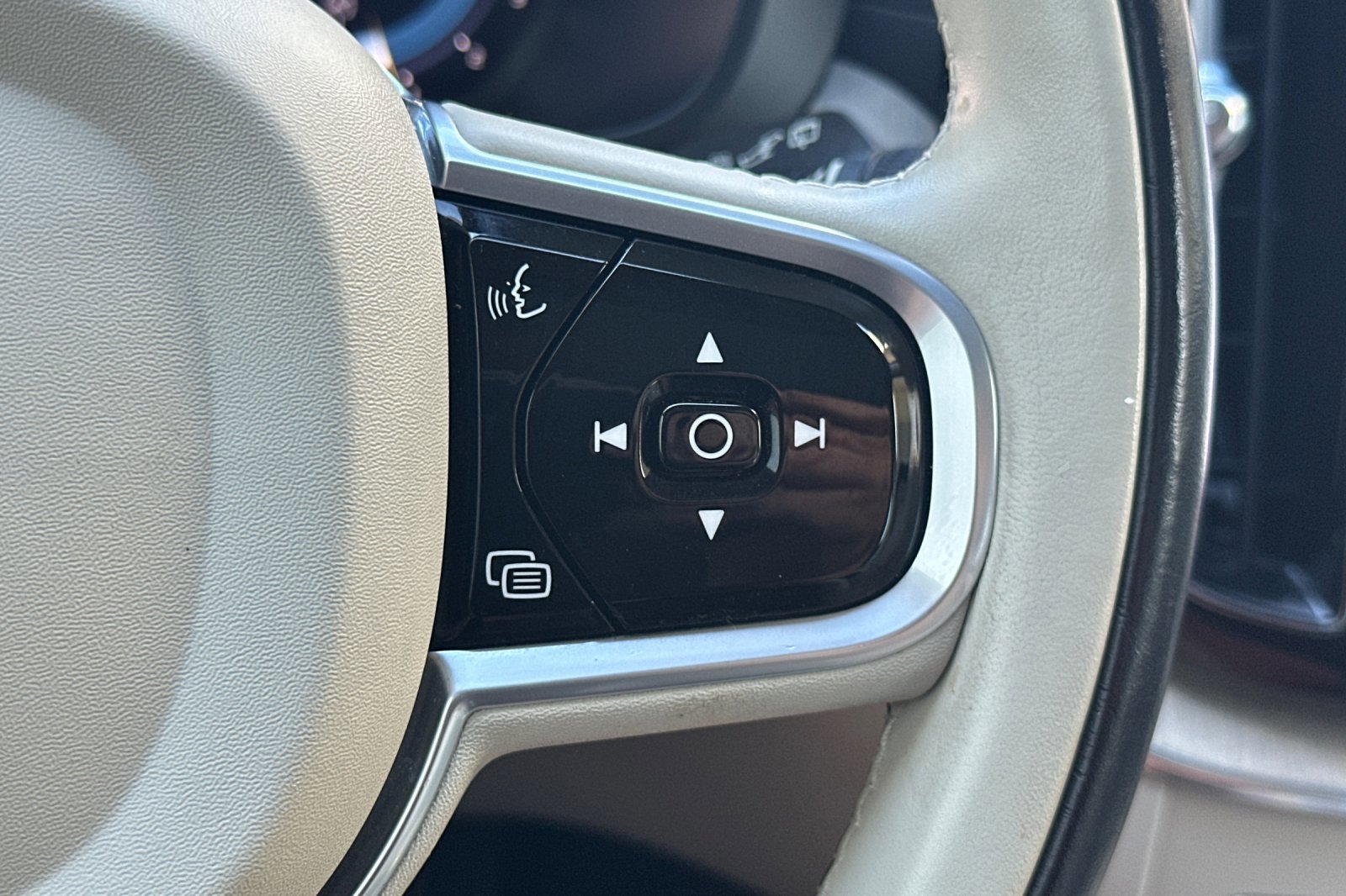 Certified 2023 Volvo XC60 B5 Ultimate w/ Protection Package Premier image 29