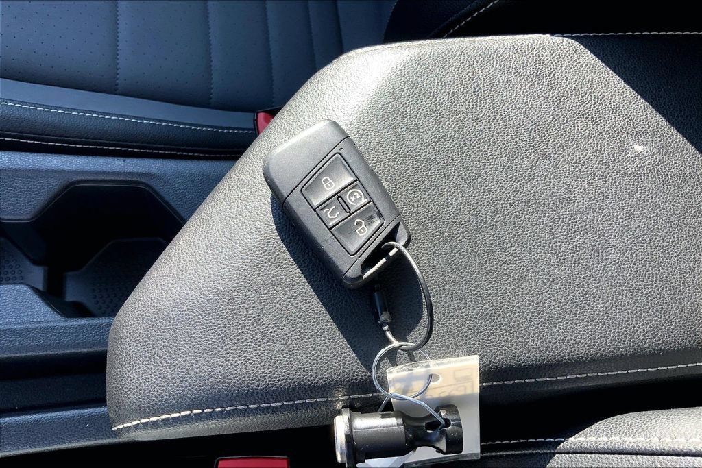 Certified 2025 Volkswagen Jetta SE FWD image 11