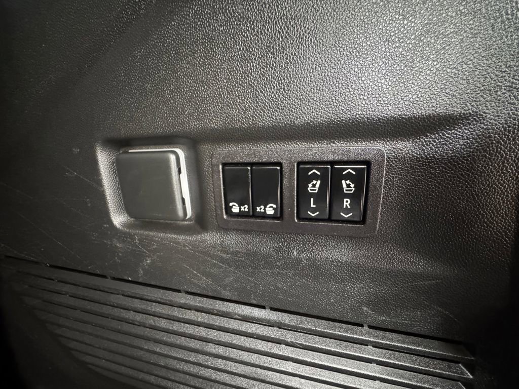 Used 2023 Chevrolet Tahoe Z71 w/ Luxury Package image 20