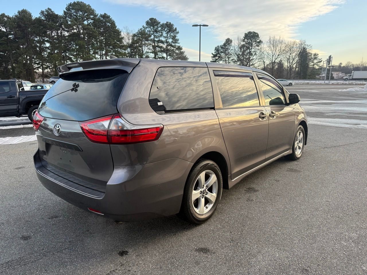 Used 2020 Toyota Sienna L image 8