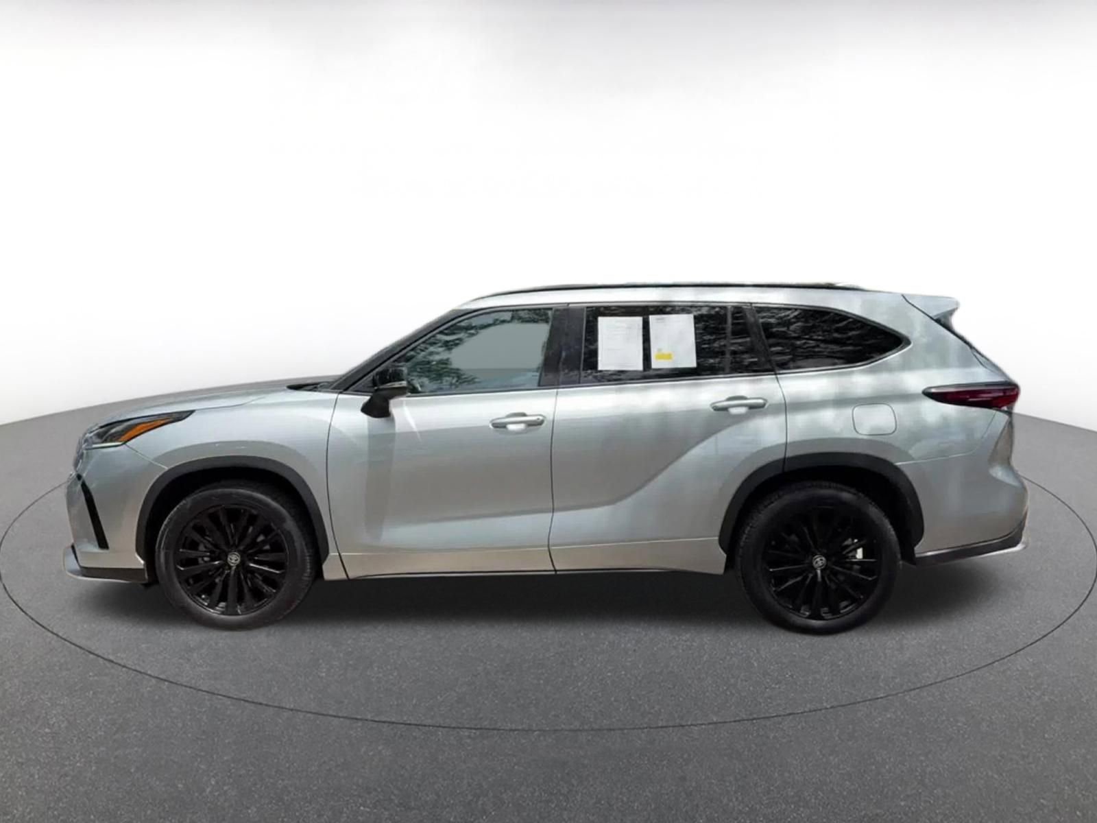 Used 2024 Toyota Highlander XSE AWD/4WD image 9