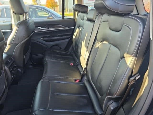 Used 2023 Jeep Grand Cherokee Limited w/ Black Appearance Package AWD/4WD image 7
