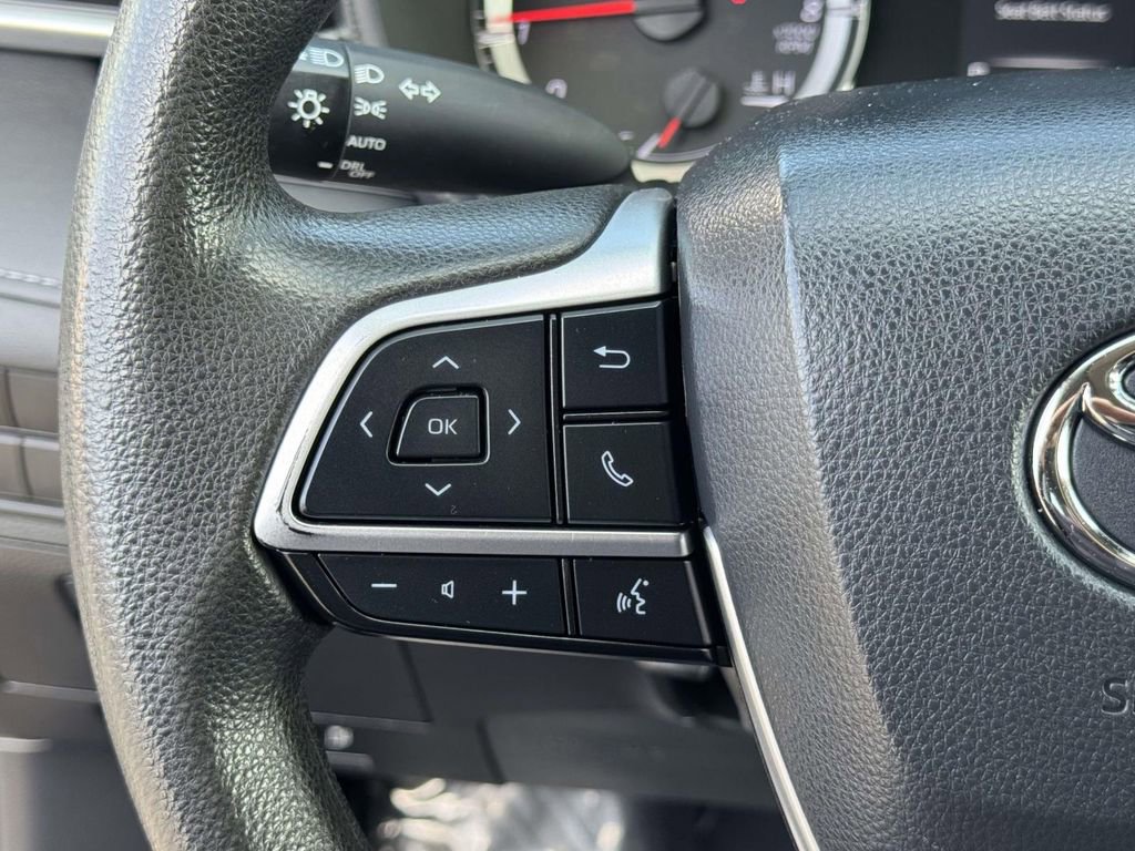 Used 2022 Toyota Highlander L image 11