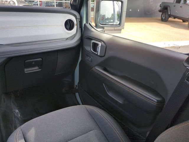Used 2024 Jeep Wrangler Unlimited Sahara w/ Technology Group AWD/4WD image 17