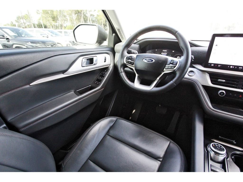 Used 2025 Ford Explorer Active w/ Active Comfort Package image 13