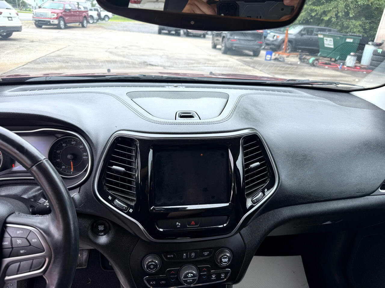 Used 2019 Jeep Cherokee Limited image 24