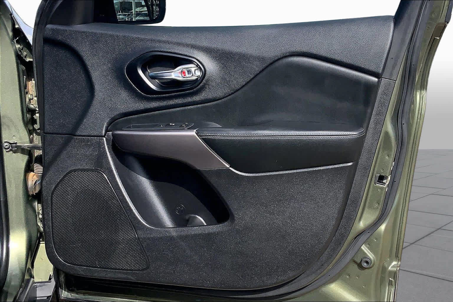 Used 2021 Jeep Cherokee Latitude FWD image 23
