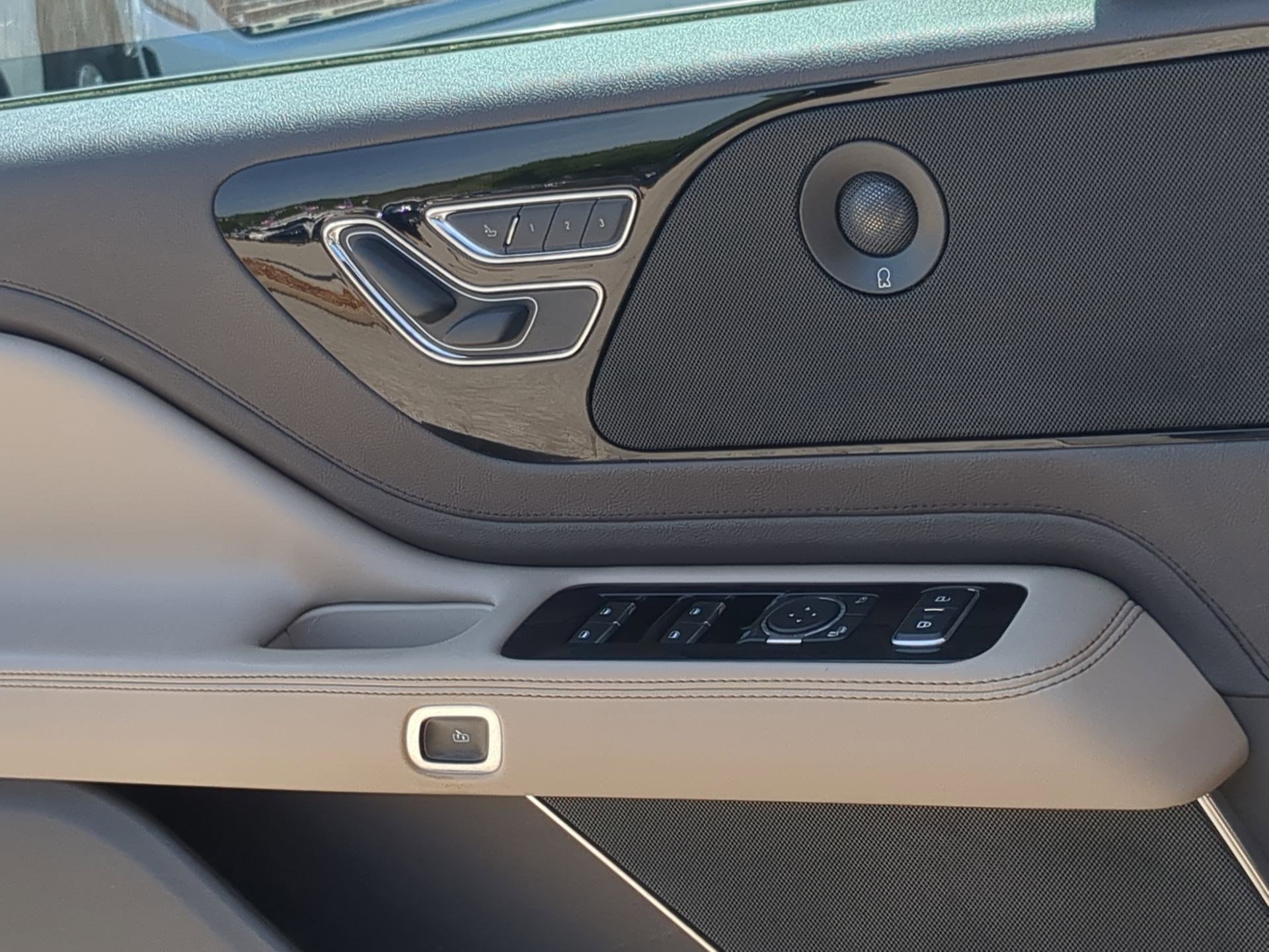 Used 2022 Lincoln Aviator Reserve w/ Class IV Trailer Tow Package image 13