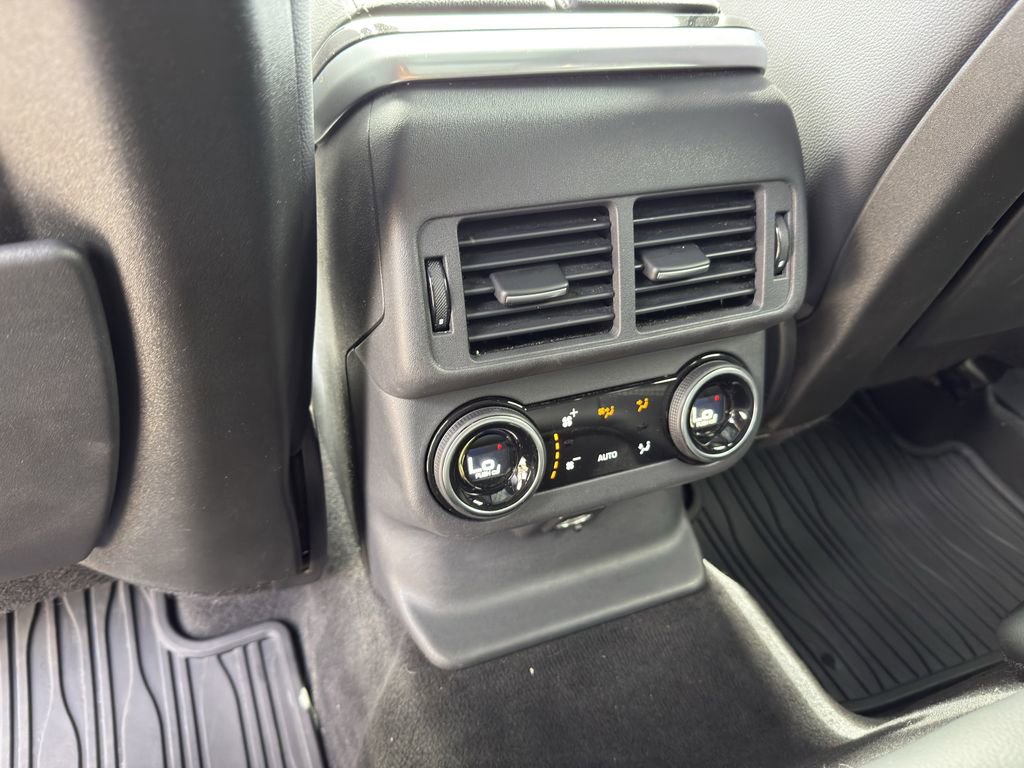 Used 2019 Land Rover Range Rover Velar R-Dynamic SE image 34