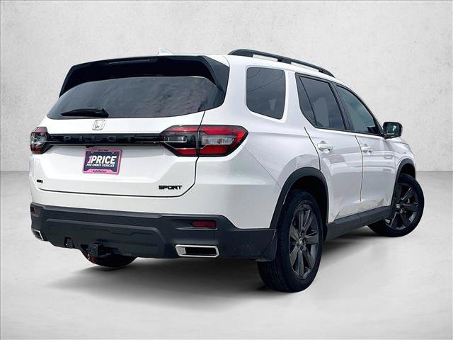 Used 2025 Honda Pilot Sport image 2
