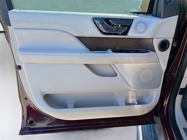 Used 2019 Lincoln Navigator Reserve image 25