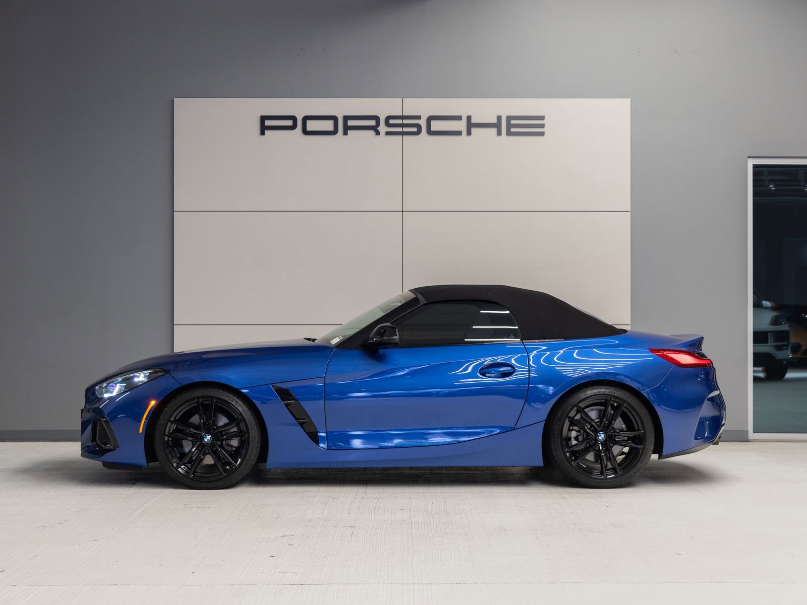 Used 2023 BMW Z4 sDrive30i w/ Shadowloine Package image 2