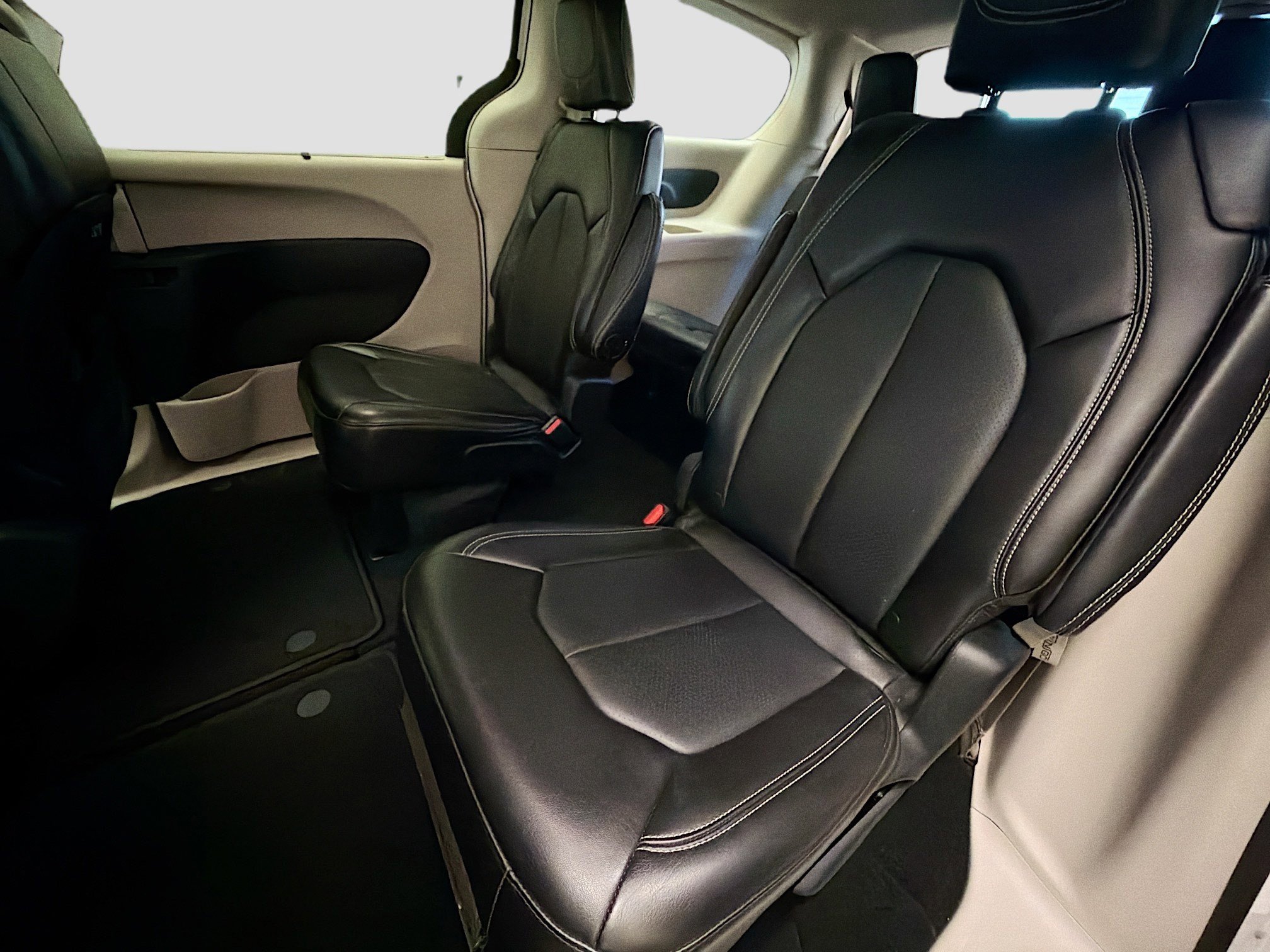 Used 2024 Chrysler Pacifica Touring-L image 13