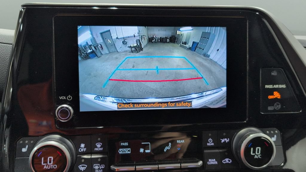Used 2024 Toyota Highlander XLE AWD/4WD image 13