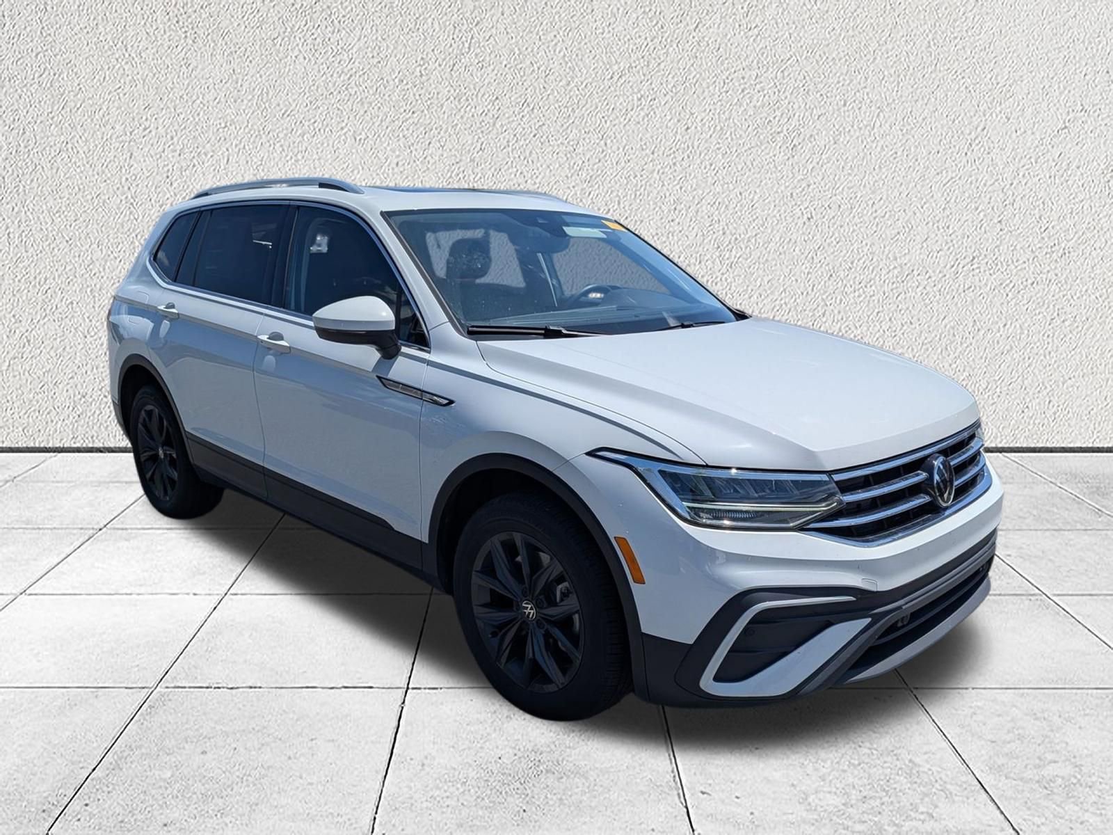Used 2024 Volkswagen Tiguan SE w/ Panoramic Sunroof Package FWD image 1