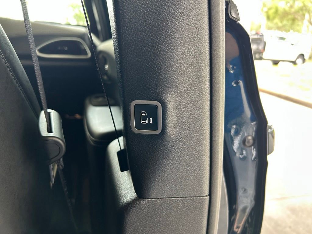 Used 2022 Chrysler Pacifica Limited w/ Uconnect Theater Family Group FWD image 34