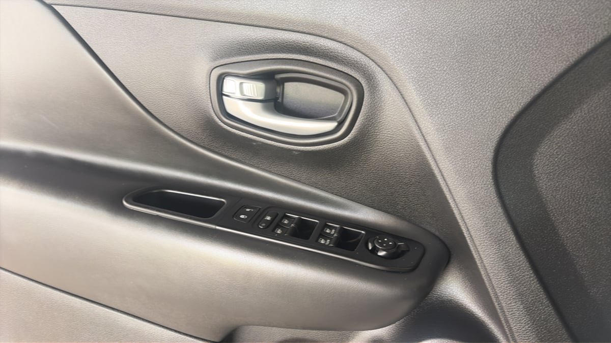 Used 2023 Jeep Renegade Latitude AWD/4WD image 21