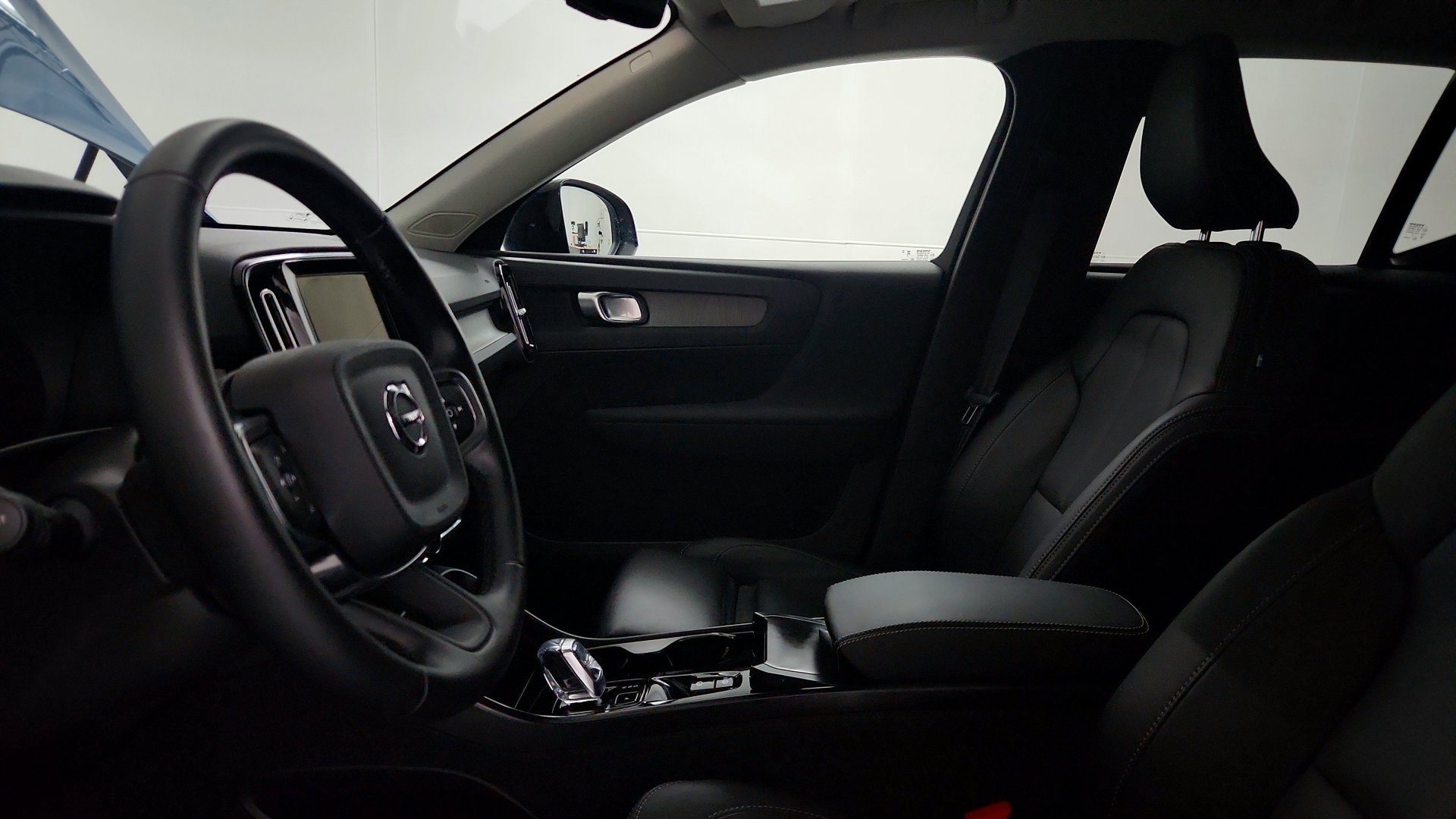 Used 2025 Volvo XC40 B5 Plus AWD/4WD image 2