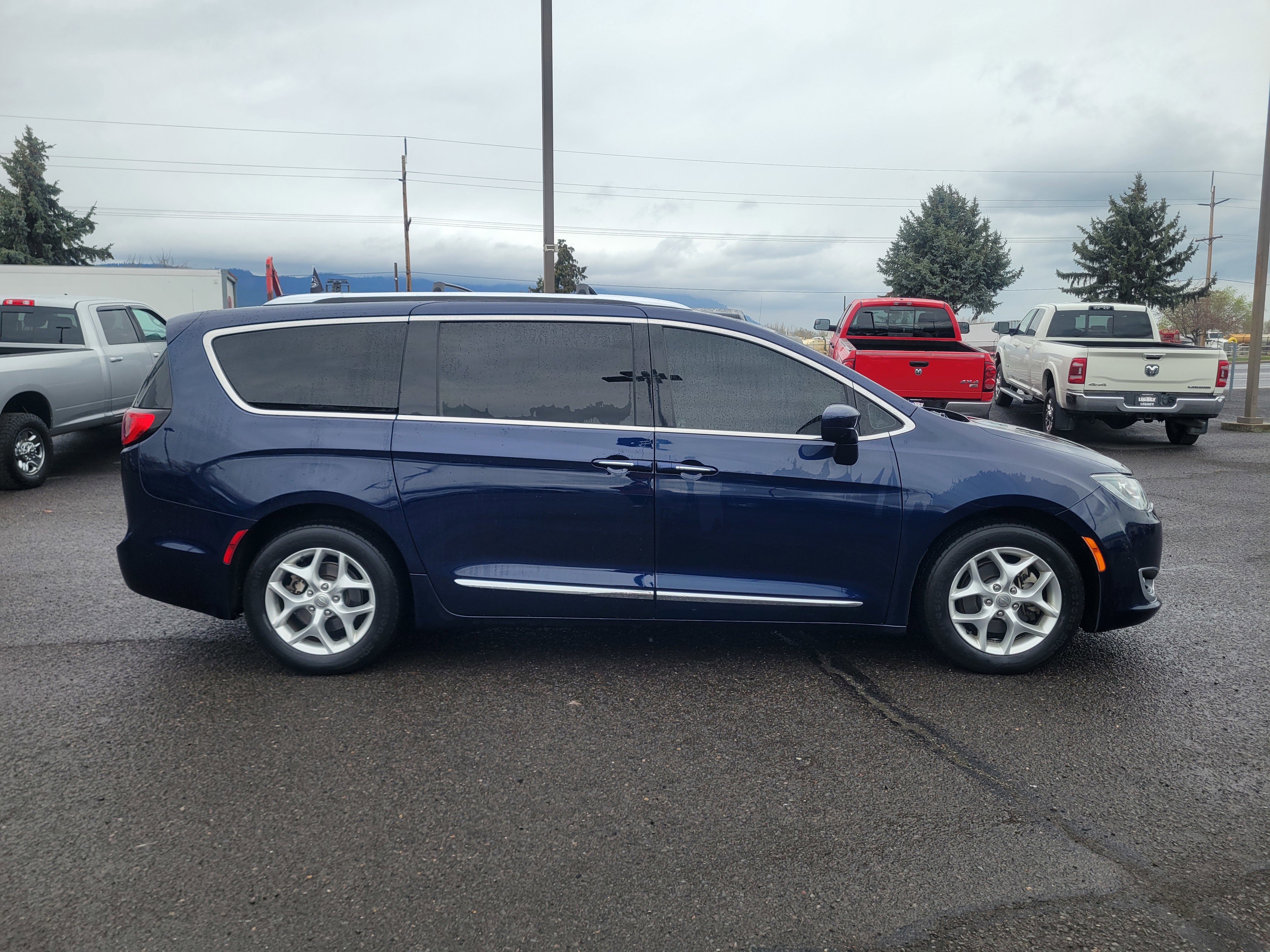 Used 2017 Chrysler Pacifica Touring-L Plus image 2