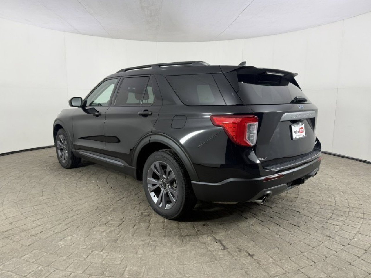 Certified 2021 Ford Explorer XLT w/ Equipment Group 202A image 4