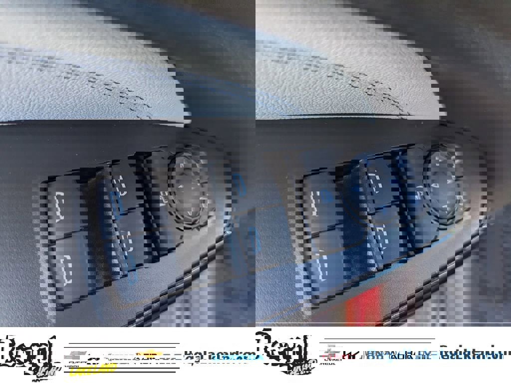 Used 2025 Chevrolet Trax LT w/ LT Convenience Package image 15