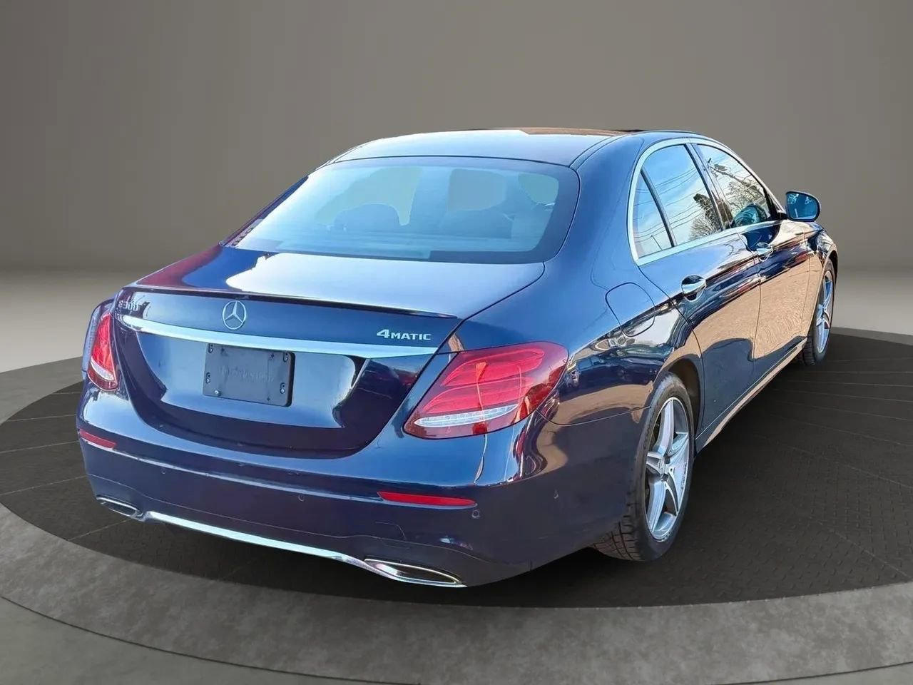 Used 2017 Mercedes-Benz E 300 4MATIC image 4