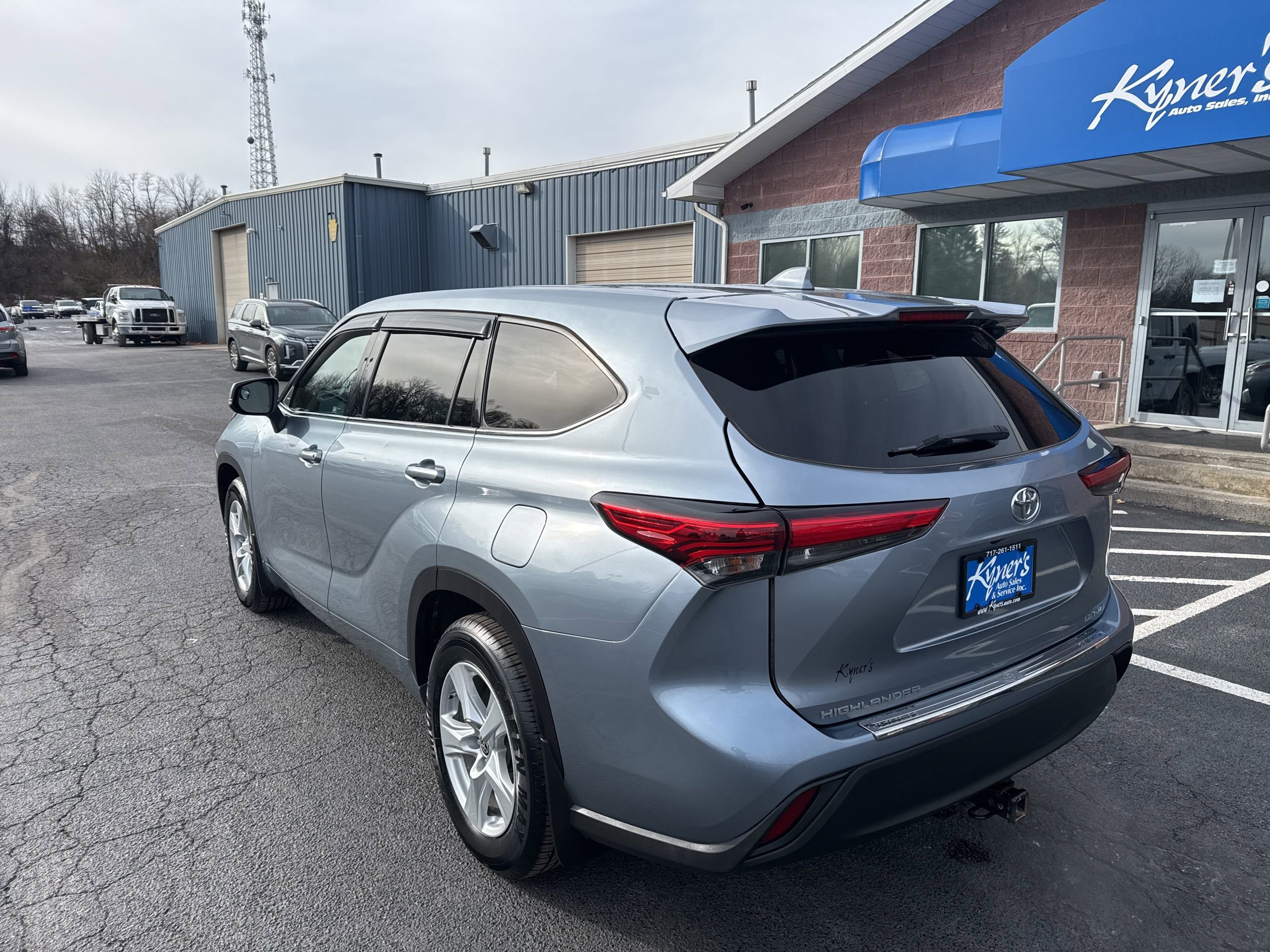 Used 2021 Toyota Highlander LE AWD/4WD image 5