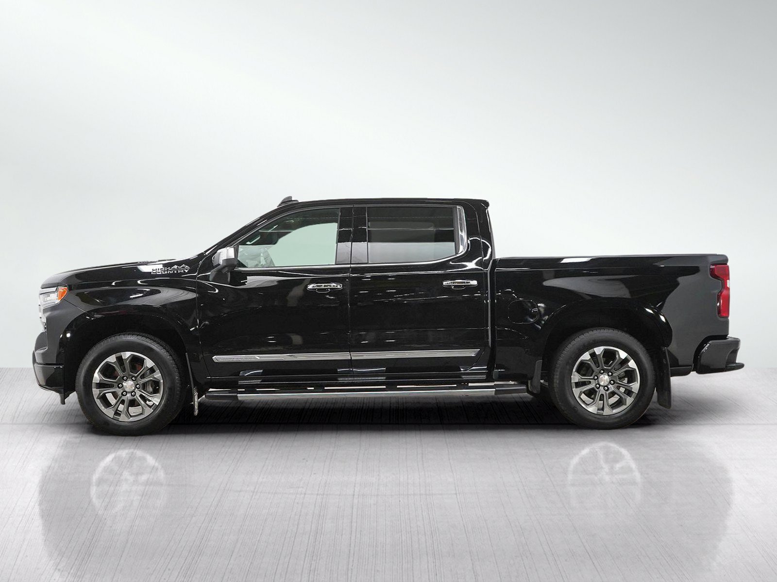 Used 2025 Chevrolet Silverado 1500 High Country w/ Technology Package AWD/4WD image 2