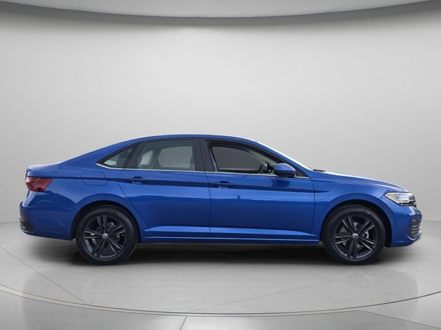 Used 2024 Volkswagen Jetta SE w/ Panoramic Sunroof Package FWD image 4