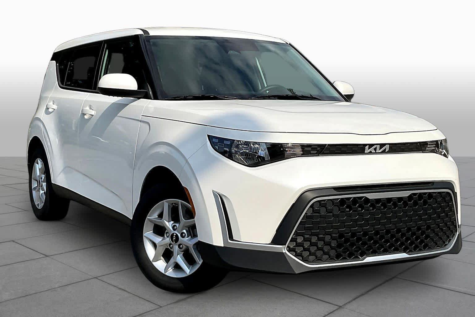 Used 2025 Kia Soul LX w/ LX Technology Package FWD image 3